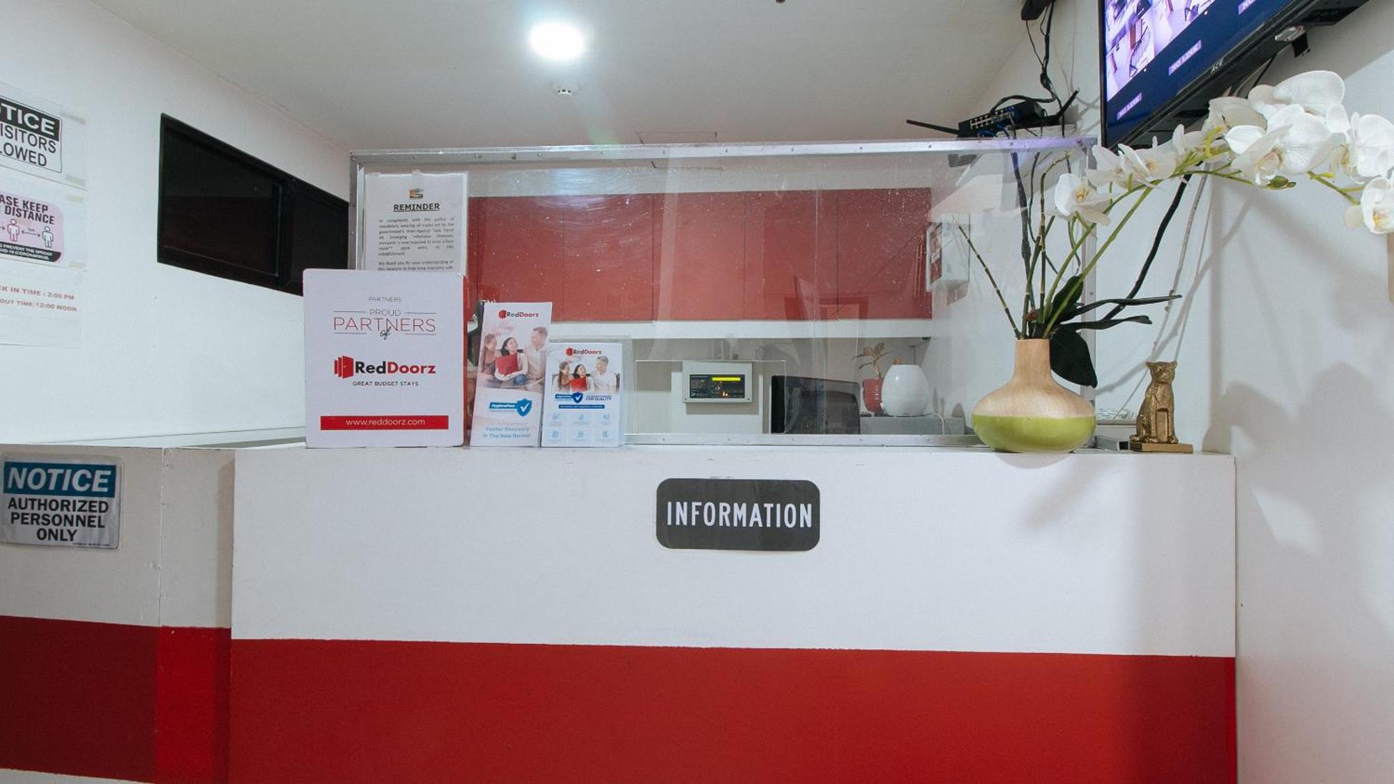Reddoorz At Dbuilders Rooms Bangkal Makati Makati City Exterior foto